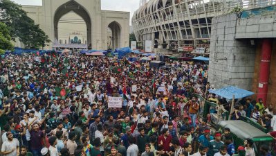 বাইতুল মোকাররমের দক্ষিণ গেটে অবস্থানরত শিক্ষার্থীদের স্লোগান