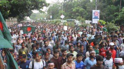 জগন্নাথ বিশ্ববিদ্যালয় ও ঢাকা বিশ্ববিদ্যালয়ের অধিভুক্ত সাত কলেজ গণপদযাত্রা কর্মসূচিতে অংশ নিয়েছে। ছবি: নাসিরুল ইসলাম