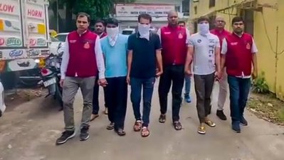 চক্রের সদস্য সন্দেহে গ্রেফতারদের আদালতে নিয়ে যাচ্ছে পুলিশ