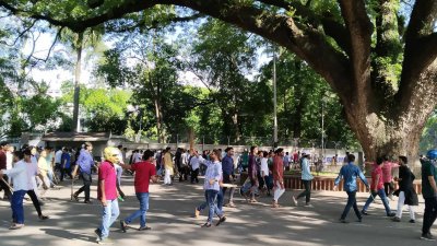 ধাওয়া-পাল্টা ধাওয়া চলছে (ছবি: আরমান ভূঁইয়া)