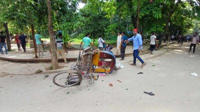 ঢাকা বিশ্ববিদ্যালয়ে কোটা আন্দোলনকারীদের ওপর ছাত্রলীগের হামলার সময় ক্ষতিগ্রস্ত হয় একটি রিকশা (ছবি: আরমান ভূঁইয়া)