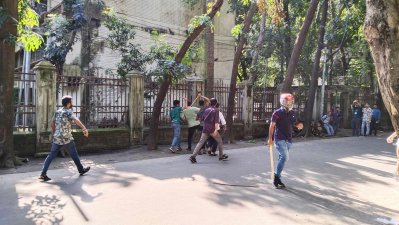 ঢাকা বিশ্ববিদ্যালয়ে কোটা আন্দোলনকারীদের ওপর ছাত্রলীগের হামলা (ছবি: আরমান ভূঁইয়া)
