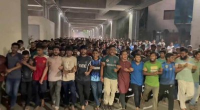 র‌্যালি নিয়ে টিএসসিতে আসছেন শিক্ষার্থীরা (ছবি: বাংলা ট্রিবিউন)
