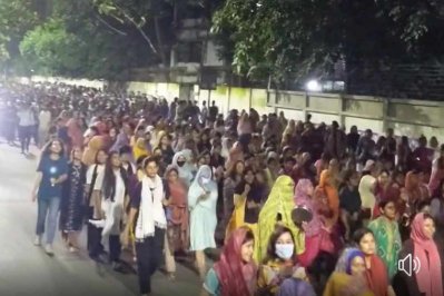 মিছিল নিয়ে টিএসসিতে আসছেন হলের শিক্ষার্থীরা (ছবি: নাসিরুল ইসলাম)