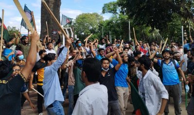 ঢাবি ক্যাম্পাসে আজ লাঠি হাতে অবস্থান নিয়েছে আন্দোলনকারীরা (ছবি: আবিদ হাসান)