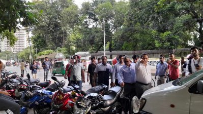 বহিরাগদের ক্যাম্পাস ছাড়ার আহ্বান জানিয়ে প্রক্টরিয়াল টিম মাইকিং করে (ছবি: আবিদ হাসান)