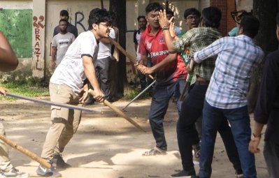 শিক্ষার্থীদের লাঠিপেটা করছে ছাত্রলীগ। ছবি: এপি। 