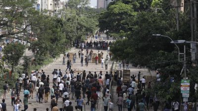সায়েন্স ল্যাব মোড়ে যান চলাচল বন্ধ হয়ে যায়। (ছবি: সাজ্জাদ হোসেন)