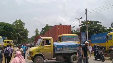 চট্টগ্রামে শিক্ষার্থীদের সড়ক ও রেলপথ অবরোধ, যান চলাচল বন্ধ