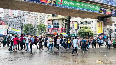 শান্তিনগরে শিক্ষার্থীদের অবরোধ (ছবি: নাসিরুল ইসলাম)