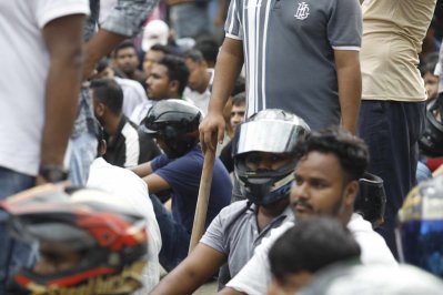 এসময় অনেকের হাতে লাঠি, মাথায় হেলমেট পরা দেখা গেছে (ছবি: সাজ্জাদ হোসেন)