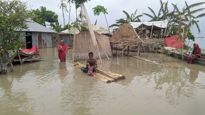 বন্যা ভোগান্তির সঙ্গে খাবারের অভাবে দুর্ভোগ চরমে (ছবি: বাংলা ট্রিবিউন)