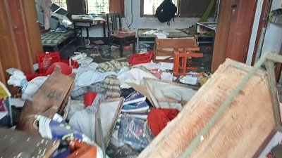 ছাত্রলীগ নেতাদের বিছানাপত্র হল থেকে বের করে পুড়িয়ে দিলেন শিক্ষার্থীরা