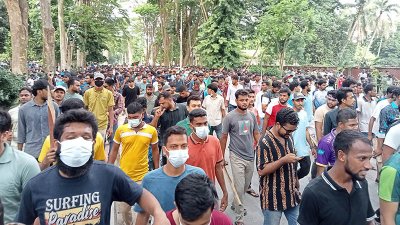 ছাত্রলীগ নেতাদের বিছানাপত্র হল থেকে বের করে পুড়িয়ে দিলেন শিক্ষার্থীরা