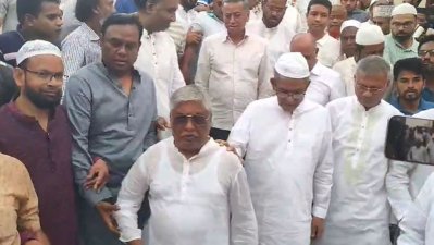 জানাজা শেষে বায়তুল মোকাররম মসজিদ থেকে বেরিয়ে আসছেন বিএনপি মহাসচিব মির্জা ফখরুল ইসলাম আলমগীর