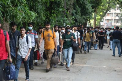 হল ছেড়ে যাচ্ছেন ঢাকা বিশ্ববিদ্যালয়ের শিক্ষার্থীরা (ছবি: নাসিরুল ইসলাম)