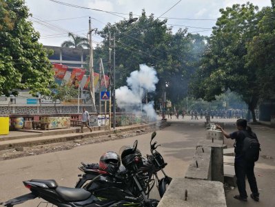 টিএসসির পাশে কয়েকজনের অবস্থান নেওয়া ঠেকাতে সাউন্ড গ্রেনেড নিক্ষেপ করে পুলিশ (ছবি: নাসিরুল ইসলাম)