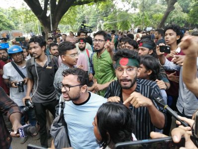 ভিসি চত্বরে জড়ো হন আন্দোলনকারীরা (ছবি: নাসিরুল ইসলাম)