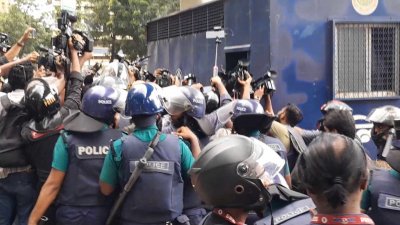 টিএসসির পাশে অবস্থান নেওয়ার চেষ্টা করায় চার জনকে গ্রেফতার করে পুলিশ (ছবি: নাসিরুল ইসলাম)
