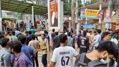 বগুড়ায় মুজিব মঞ্চ, পুলিশ বক্স ও আ.লীগ কার্যালয়ে আগুন