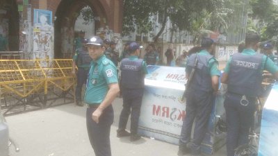 ফটকে ব্যারিকেড (ছবি: বাংলা ট্রিবিউন)