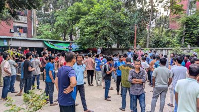 হলে অবস্থান নিয়ে বিক্ষোভ করছেন শিক্ষার্থীরা 