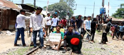 রেল লাইন অবরোধ করেন আন্দোলনকারীরা