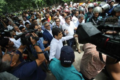 শিক্ষকদের মিছিলের পাশে সতর্ক অবস্থানে পুলিশ (ছবি: নাসিরুল ইসলাম)
