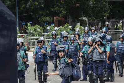 বুধবার ঢাকা বিশ্ববিদ্যালয়ে কেউ অবস্থান নেওয়ার চেষ্টা করলে প্রতিহত করে পুলিশ (ছবি: সাজ্জাদ হোসেন)