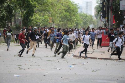 আন্দোলনকারীদের সঙ্গে &zwj;পুলিশের দফায় দফায় সংঘর্ষে মিরপুর রোড পরিণত হয় রণক্ষেত্রে (ছবি: নাসির ইসলাম)