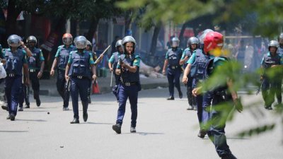রাজধানীর বিভিন্ন এলাকায় আন্দোলনকারীদের সঙ্গে &zwj;পুলিশের দফায় দফায় সংঘর্ষ চলছে (ছবি: নাসির ইসলাম)