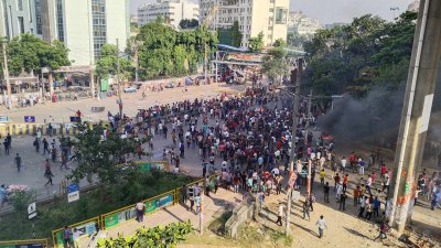 বিভিন্ন শিক্ষা প্রতিষ্ঠানের কয়েক হাজার শিক্ষার্থী সড়ক অবরোধ করেন 