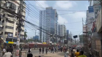 প্রগতি সরণির একাধিক পয়েন্টে অবস্থান নিয়েছেন শিক্ষার্থীরা (ছবি: সংগৃহীত)