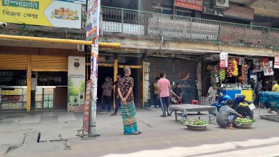 দোকানপাট কিছু কিছু খোলা, তবে অধিকাংশই বন্ধ রয়েছে (ছবি: বাংলা ট্রিবিউন)