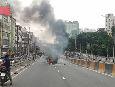 মহাখালী দুর্যোগ ব্যবস্থাপনা অধিদফতরের সামনে সড়কে গাড়িতে আগুন (ছবি: নাসিরুল ইসলাম)