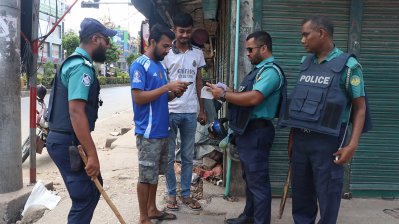 মোড়ে মোড়ে চলছে তল্লাশি (ছবি: বাংলা ট্রিবিউন)