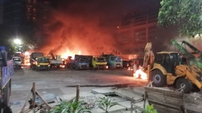 মিরপুরে সিটি করপোরেশনের কার্যালয়ে গাড়িতে আগুন (ছবি: নাসিরুল ইসলাম)