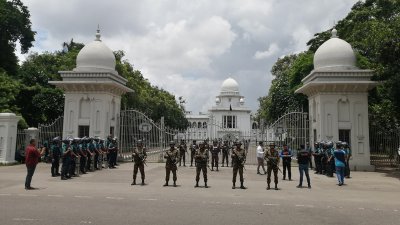 রায় ঘিরে হাইকোর্ট এলাকায় নেওয়া হয় কঠোর নিরাপত্তা ব্যবস্থা (ছবি: নাসিরুল ইসলাম)