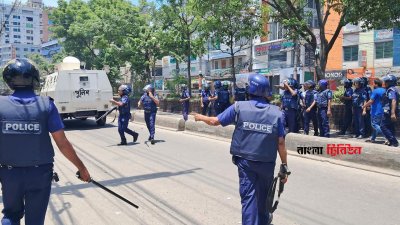 আন্দোলনকারীদের সামনে পুলিশের অবস্থান