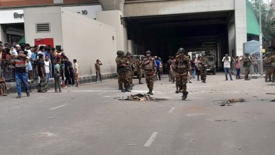 ২০ জুলাই সেনাসদস্যরা সাধারণ মানুষদের শান্ত করছে
