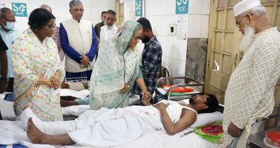 চিকিৎসাধীনদের খোঁজখবর নেন প্রধানমন্ত্রী শেখ হাসিনা (ছবি: ফোকাস বাংলা)