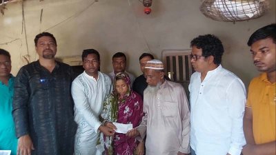 আবু সাঈদের মায়ের হাতে টাকার চেক তুলে দেন বিশ্ববিদ্যালয়ের প্রতিনিধি দল
