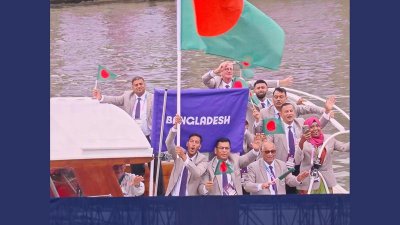 উড়ছে বাংলাদেশের পতাকা