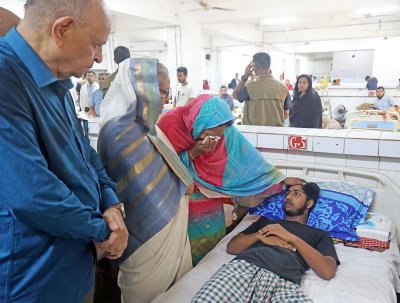 আহতদের সঙ্গে কথা বলছেন প্রধানমন্ত্রী শেখ হাসিনা (ছবি: ফোকাস বাংলা)