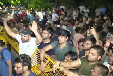 তিন শিক্ষার্থীর মৃত্যুর পর দিল্লিতে ছাত্র বিক্ষোভ। ছবি: পিটিআই।