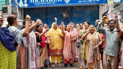 মহিলা যুবলীগের নেত্রীরা মিরপুর-১০ এ অবস্থান নিয়েছেন 