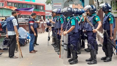 অতিরিক্ত পুলিশ মোতায়েন করা হয়েছে সড়কে