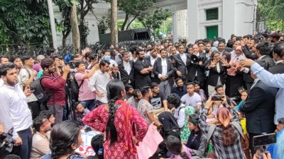 হাইকোর্টে আন্দোলনকারী শিক্ষার্থীদের সঙ্গে যোগ দেন বিএনপি-জামায়াতপন্থি আইনজীবীরা