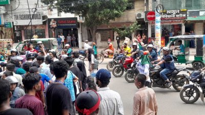 আন্দোলনকারীরা মার্চ করার চেষ্টা করলে পুলিশের একটি টিম মোটরসাইকেলে করে তাদের ঘিরে রাখে 