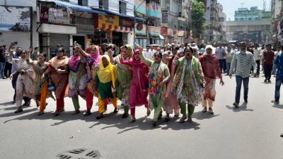 মিরপুর বেনারসি পল্লিতে যুবলীগ-ছাত্রলীগের কর্মীদের মিছিল
